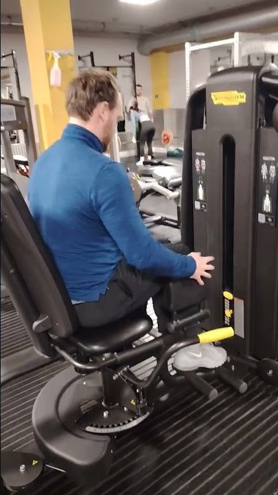 Plate-loaded seated row machine